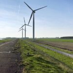 `Windmolens aan het Grevelingenmaar bij Herkingen. Foto: wikimedia commons
