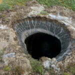 Mysterieuze Siberische kraters mogelijk veroorzaakt door methaanbellen, of "drakenboeren". Foto: Courier Mail