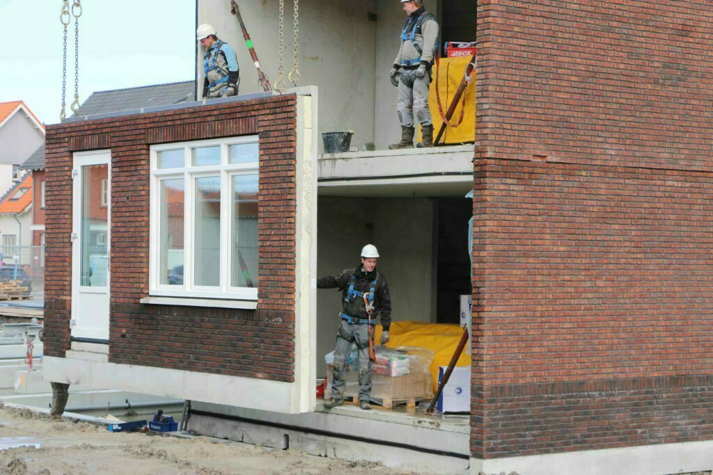 Nul-op-de-meter woning in één dag gebouwd 1 De Voorgevel Van De Nul-Op-De-Meter Woning Wordt Geplaatst. Foto: Bdp En Volker Wessels Vastgoed