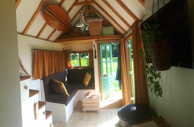 Dit stel woont een jaar samen in hun tiny house 3 Tiny House Samenwonen2