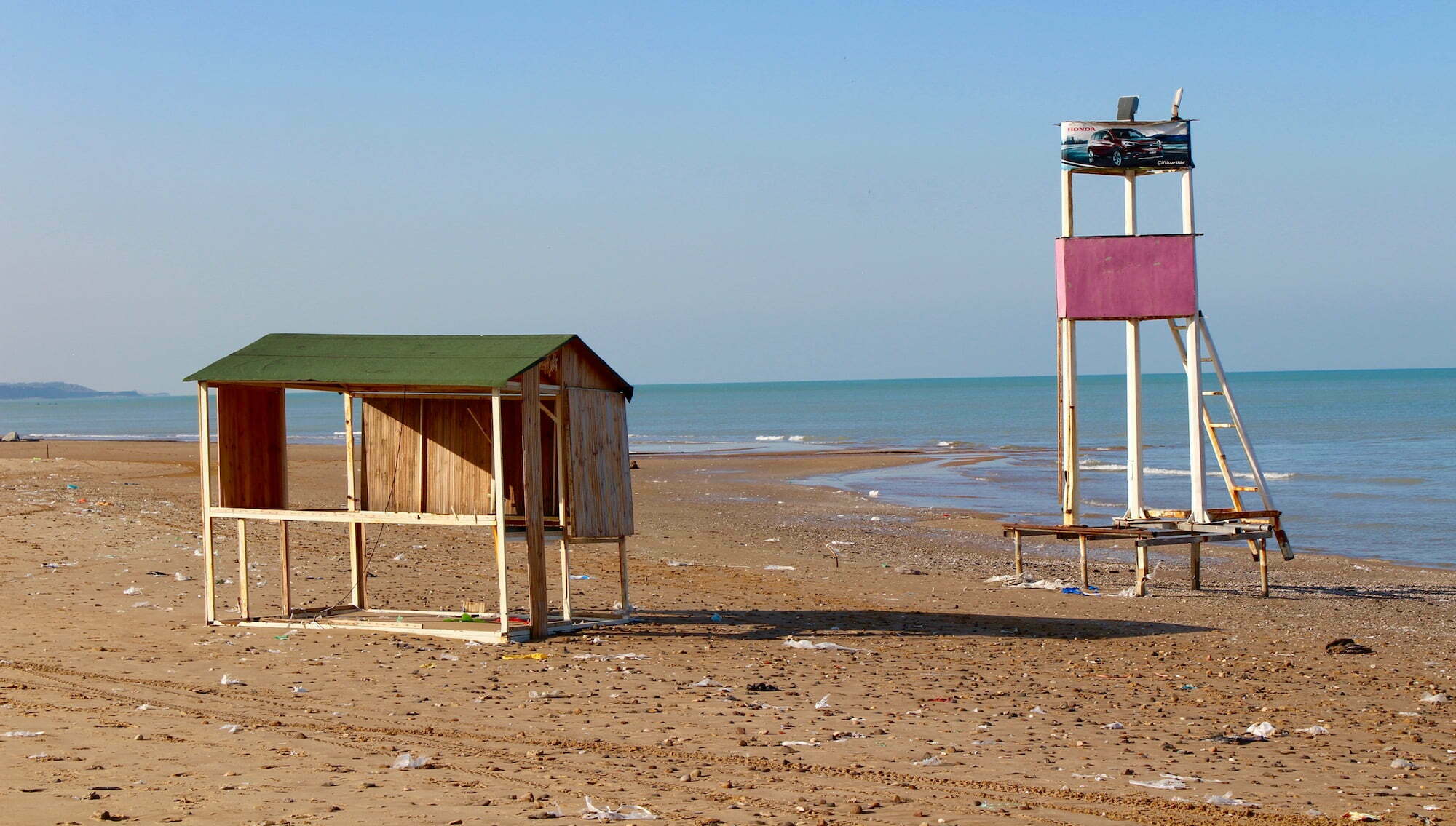 plastic afval op verlaten strand
