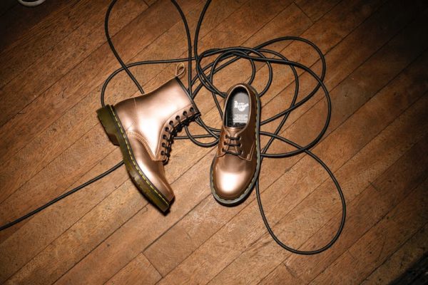 5 hippe merken met vegan schoenen 3 1550074292805280 Ss19 Vegan Chrome 1460 1461 Gold Landscape E1573050108222