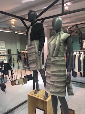 Weet jij van welk bijzonder materiaal deze rok is gemaakt? 3 Rok Van Bijzonder Materiaal: Zalmleer