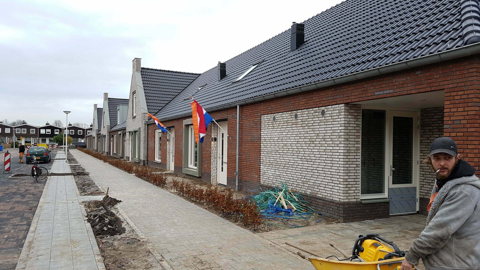 Eerste Knarrenhof van Nederland is opgeleverd 3 Rsz Arne Met Bouwvakker