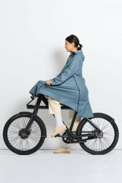vrouw op fiets met regenjas