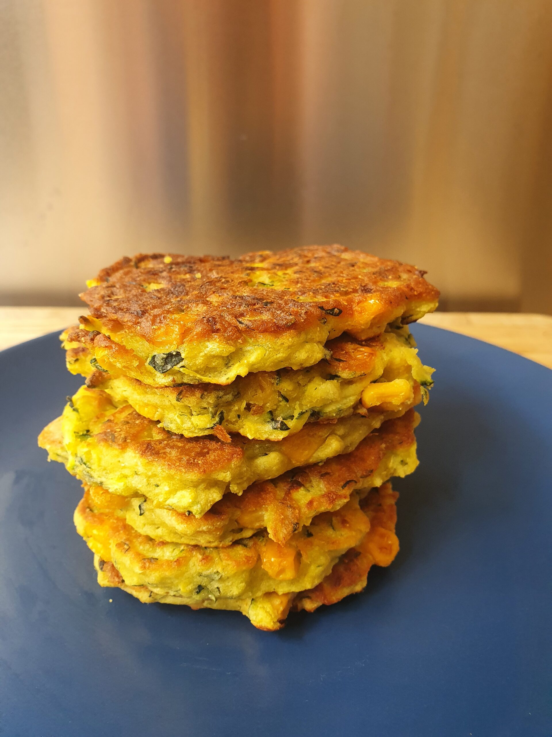 Vegan recept: courgettefritters met crispy maïs 2 Vegan Recept