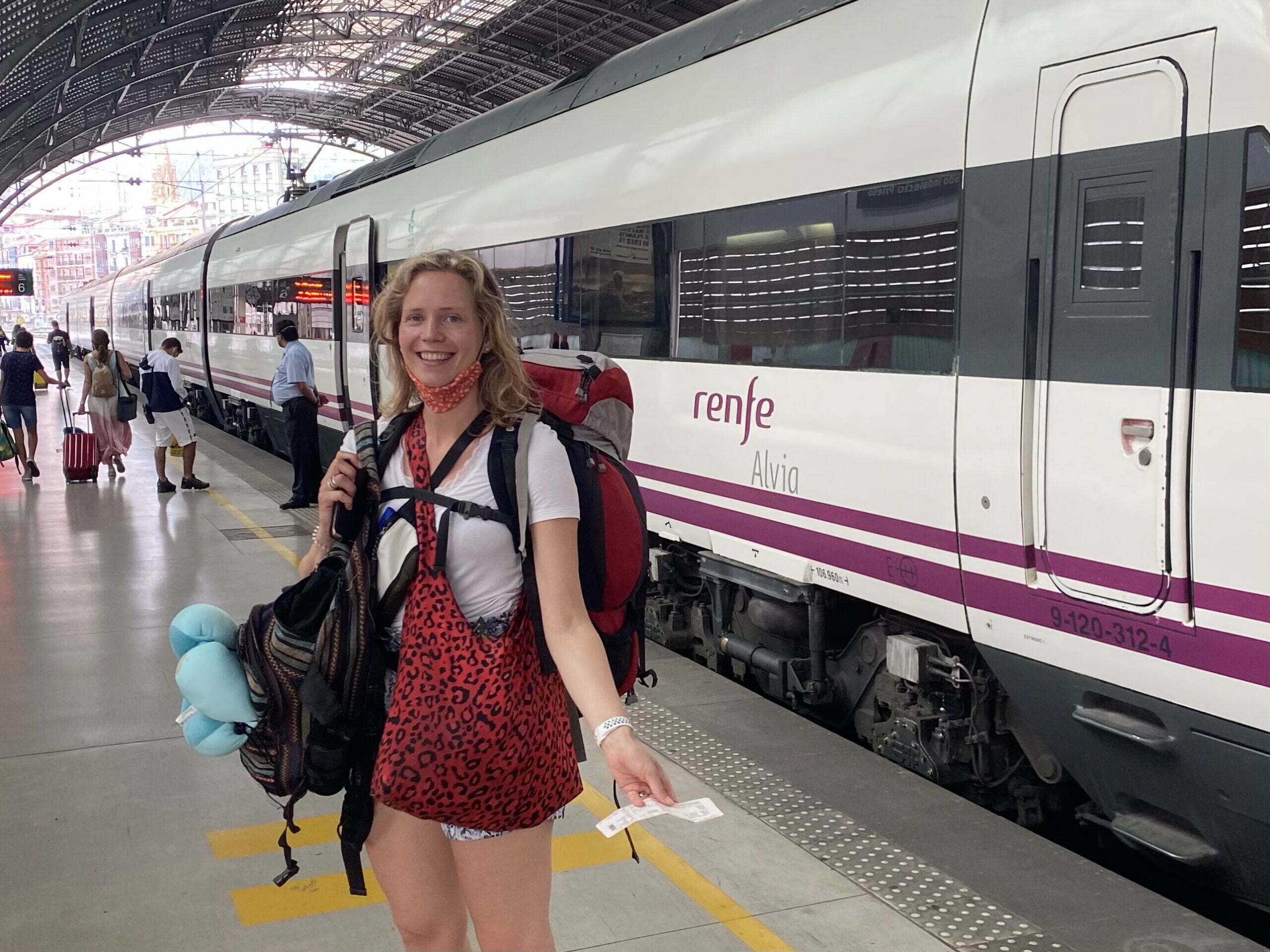 Helena reist met de trein naar Frankrijk en Spanje HetkanWEL