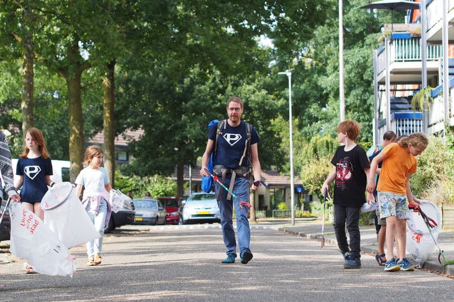 plandelman anton damen is aan het planderen