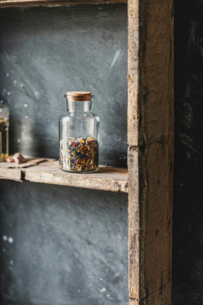Kruidenthee uit je eigen theetuin. Dat kan heel makkelijk met deze tips 4 Kruidenthee: Zo Maak Je Het Met Deze Planten Die Je Makkelijk In Je Eigen Tuin Zet