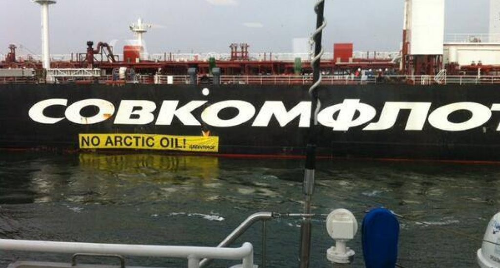 De olietanker met de eerste Noordpoololie. Foto: Greenpeace, via facebook
