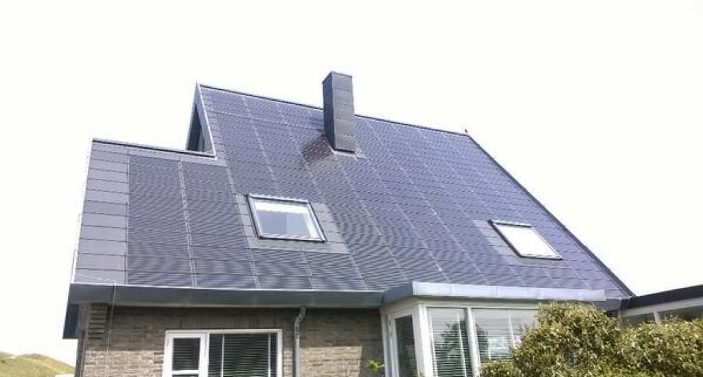 Geïntegreerde zonnepanelen op een huis in Callantsoog. Foto: Kees van der Leun, @sustainable2050