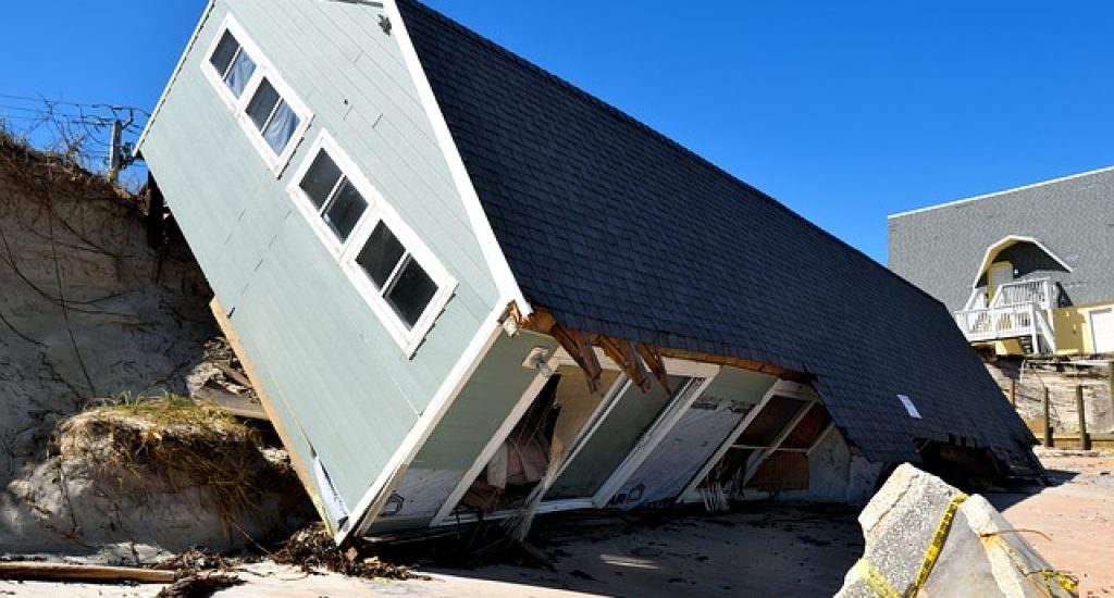 Omgevallen huis door orkaan door klimaatverandering