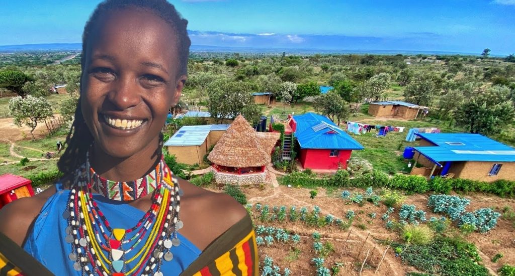 Masai vrouw bouwt off grid huis