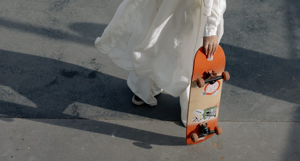 vegan garderobe vrouw met skateboard