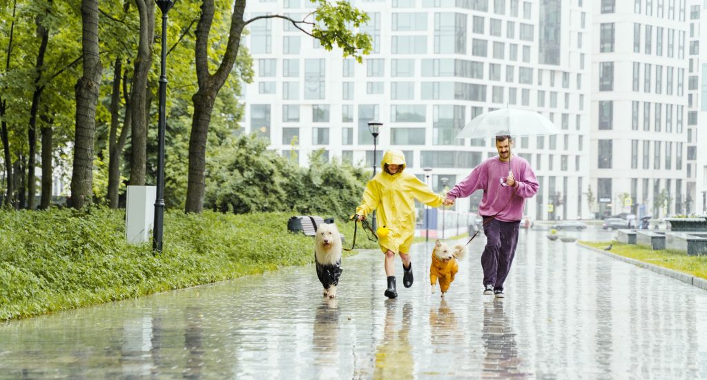 regenkleding 2 mensen rennen door de regen